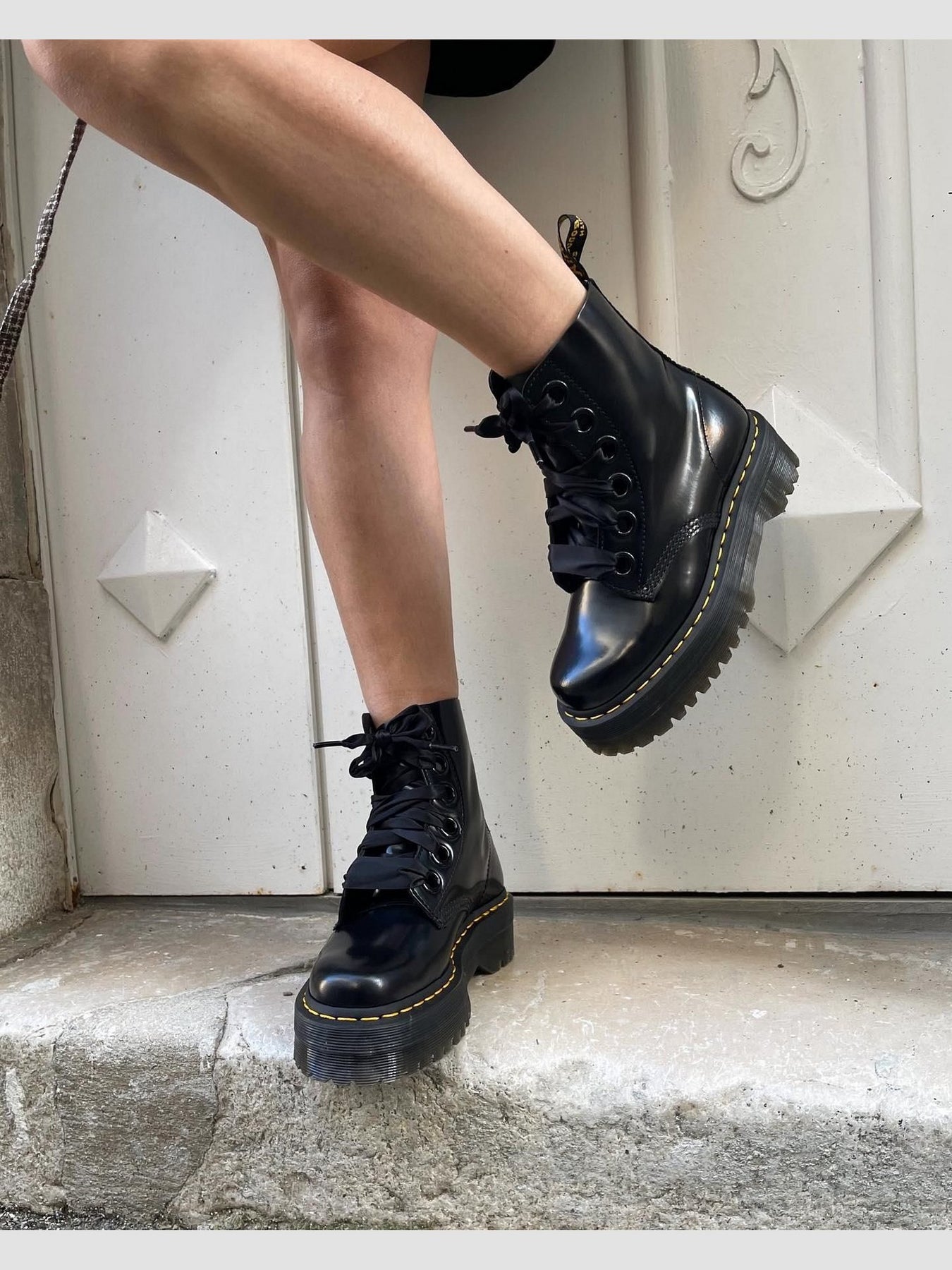 Dr. Martens Anfibi  27641384 con lacci main image 1
